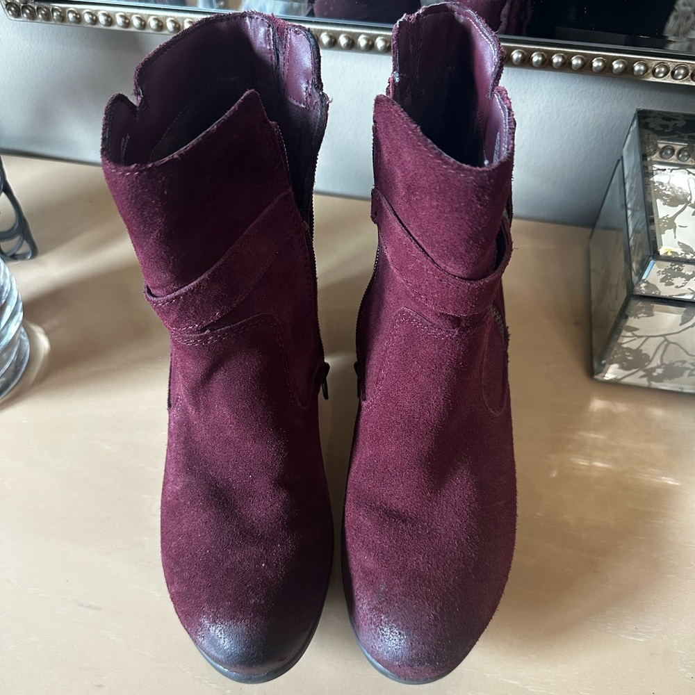 Maroon colored bootie! Extremely comfortable.